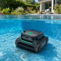 Robot de piscine dans une piscine de jardin — vue sous l'eau