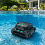 Robot de piscine dans une piscine de jardin — vue sous l'eau