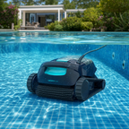 Robot de piscine dans une piscine de jardin — vue sous l'eau