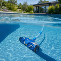 Robot de piscine dans une piscine de jardin — vue sous l'eau