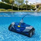 Robot de piscine dans une piscine de jardin — vue sous l'eau