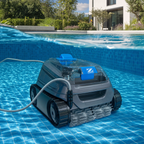 Robot de piscine dans une piscine de jardin — vue sous l'eau