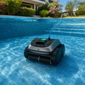 Robot de piscine dans une piscine de jardin — vue sous l'eau