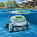 Robot de piscine dans une piscine de jardin — vue sous l'eau