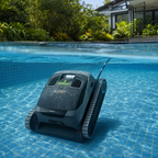 Robot de piscine dans une piscine de jardin — vue sous l'eau