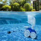 Robot de piscine dans une piscine de jardin — vue sous l'eau