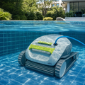 Robot de piscine dans une piscine de jardin — vue sous l'eau