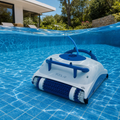 Robot de piscine dans une piscine de jardin — vue sous l'eau