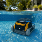 Robot de piscine dans une piscine de jardin — vue sous l'eau