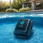 Robot de piscine dans une piscine de jardin — vue sous l'eau