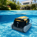 Robot de piscine dans une piscine de jardin — vue sous l'eau